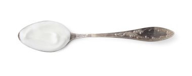 Kaşık içindeki lezzetli yoğurt beyaza izole edilmiş, üst manzara.