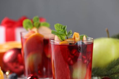 Kadehlerle, malzemelerle ve Noel dekoruyla kaplanmış Aromatik Sangria içeceği.