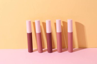 Renk arkaplanında çok farklı dudak parlatıcıları