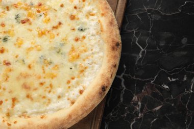 Siyah mermer masada nefis peynirli pizza, üst manzara. Metin için boşluk