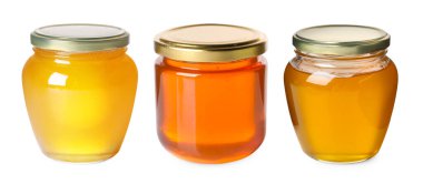 Cam kavanozlardaki doğal bal beyaza izole edilmiş.