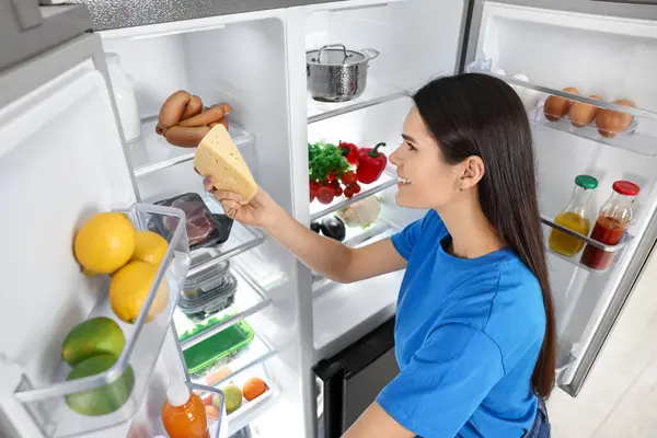 냉장고에서 치즈를 — 스톡 사진