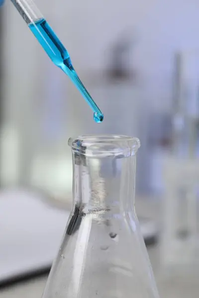 Laboranalysen Tropfende Flüssigkeit Kolben Auf Dem Tisch Nahaufnahme — Stockfoto