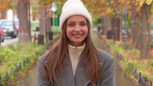 Симпатичная Женщина Стильном Сером Пальто Теплой Белой Шляпе Осеннем Парке — стоковое видео