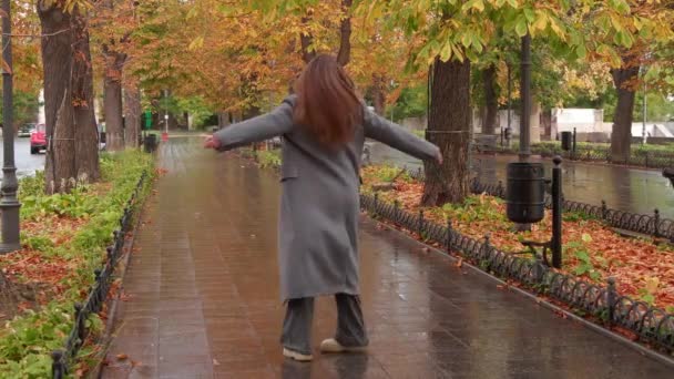 Приваблива Жінка Стильному Сірому Пальто Розважається Осінньому Парку Після Дощу — стокове відео