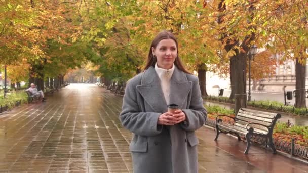 Приваблива Жінка Стильному Сірому Пальто Виймає Гарячий Напій Під Час — стокове відео