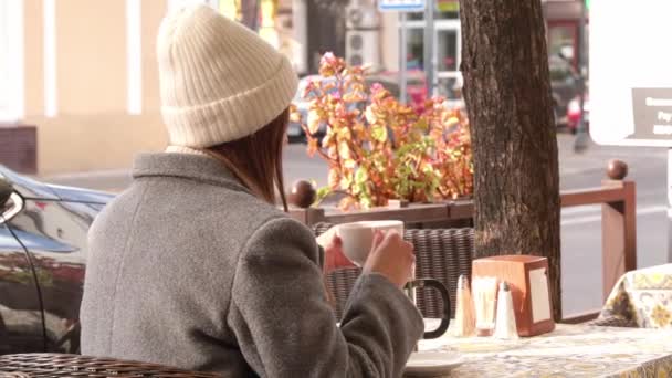 Жінка Теплому Білому Капелюсі Гарячий Напій Відкритому Кафе — стокове відео