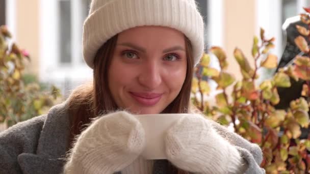 Kobieta Ciepłej Białej Czapce Rękawiczkach Pije Gorący Napój Świeżym Powietrzu — Wideo stockowe