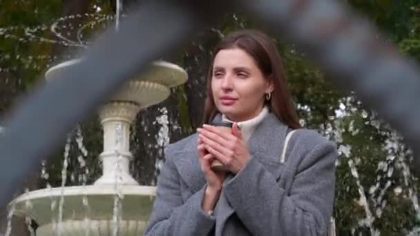 Приваблива Жінка Стильному Сірому Пальто Відходом Гарячого Напою Насолоджується Осіннім — стокове відео