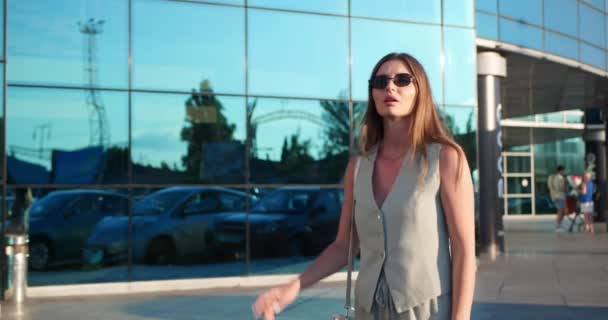 Красива Молода Жінка Сонцезахисних Окулярах Ловить Таксі Відкритому Повітрі — стокове відео