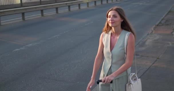 Krásná Mladá Žena Kufrem Chytání Taxi Blízkosti Silnice — Stock video