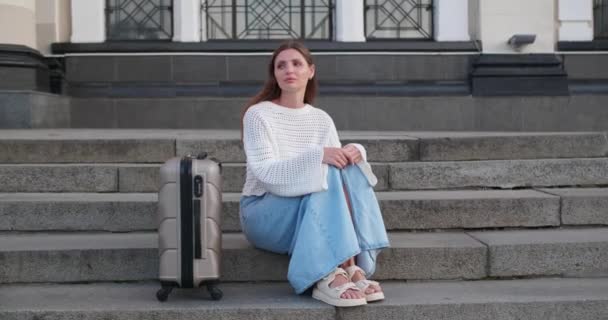 Piękna Młoda Kobieta Siedzi Kamiennych Schodach Czekając Taksówkę Dziewczyna Chwyta — Wideo stockowe