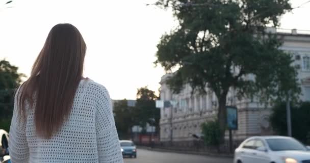Jonge Vrouw Vangen Taxi Buiten Achteraanzicht — Stockvideo