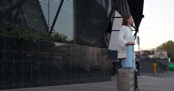 Mooie Jonge Vrouw Met Koffer Met Behulp Van Telefoon Tijdens — Stockvideo