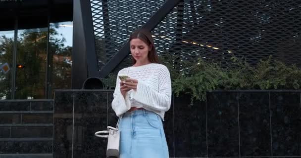 Όμορφη Νεαρή Γυναίκα Που Χρησιμοποιεί Κινητό Τηλέφωνο Ενώ Αλίευση Ταξί — Αρχείο Βίντεο