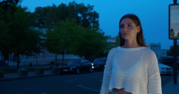 Hermosa Mujer Joven Con Tableta Captura Taxi Aire Libre Noche — Vídeos de Stock