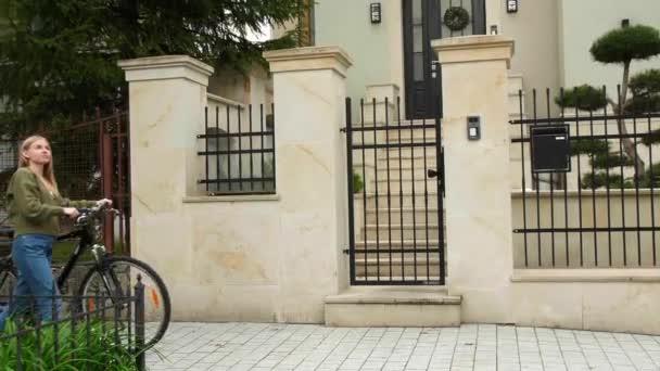 Jovem Mulher Bonita Com Bicicleta Andando Rua — Vídeo de Stock