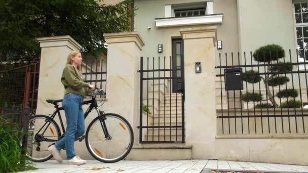 Молодая Красивая Женщина Велосипедом Ходить Улице — стоковое видео