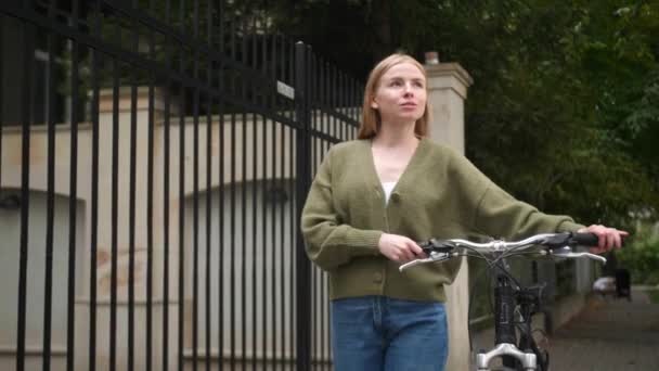 Νεαρή Όμορφη Γυναίκα Ποδήλατο Περπατά Στο Δρόμο Κάμερα Κινείται Προς — Αρχείο Βίντεο