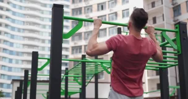 Homme Athlétique Faisant Des Pull Ups Salle Gym Extérieure Vue — Video