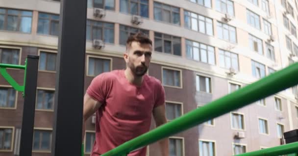 Sportos Férfi Fürdőzik Szabadtéri Tornateremben Alacsony Látószögből Mozgó Kamera — Stock videók