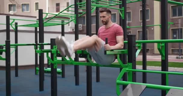 Athletischer Mann Beim Bauchmuskeltraining Outdoor Fitnessstudio Kamera Bewegt Sich Nach — Stockvideo