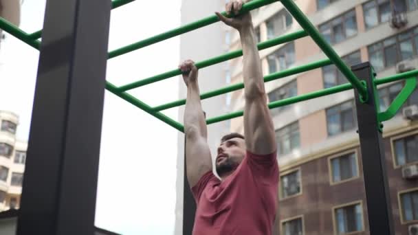 Athletischer Mann Mit Affenstangen Outdoor Fitnessstudio Zeitlupe Effekt Kamera Rückwärts — Stockvideo
