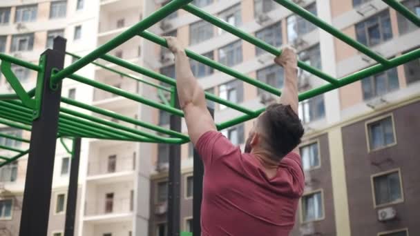 Athletischer Mann Mit Affenstangen Outdoor Fitnessstudio Zeitlupe Effekt Kamera Fährt — Stockvideo
