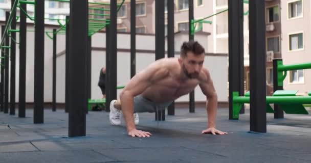 Muskulöser Mann Macht Liegestütze Outdoor Fitnessstudio — Stockvideo