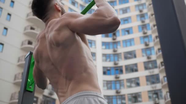 Muskulöser Mann Macht Klimmzüge Outdoor Fitnessstudio Blick Aus Dem Niedrigen — Stockvideo