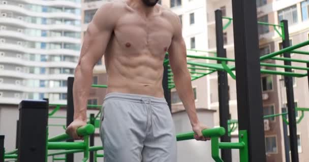 Muskularny Mężczyzna Ćwiczący Mięśnie Brzucha Siłowni Kamera Ruchu — Wideo stockowe