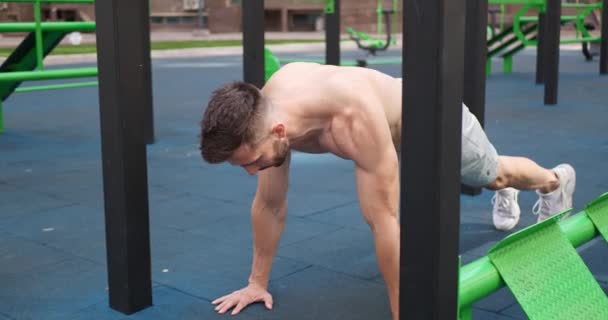 Μυώδης Άντρας Κάνει Πους Απς Στο Υπαίθριο Γυμναστήριο Κάμερα Κινείται — Αρχείο Βίντεο