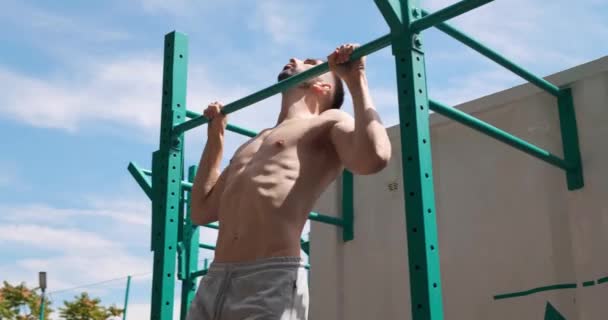 Muskelkräftiger Mann Beim Klimmzug Outdoor Fitnessstudio Sonnigen Tagen Blick Aus — Stockvideo