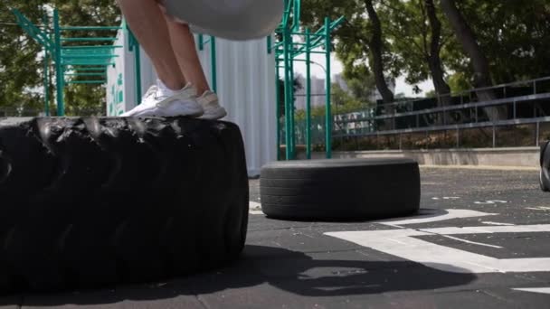Muskelprotz Bei Übungen Mit Großen Reifen Outdoor Fitnessstudio Zeitlupeneffekt — Stockvideo