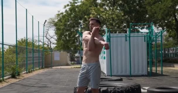 Hombre Musculoso Calentando Antes Establecer Gimnasio Aire Libre Día Soleado — Vídeo de stock
