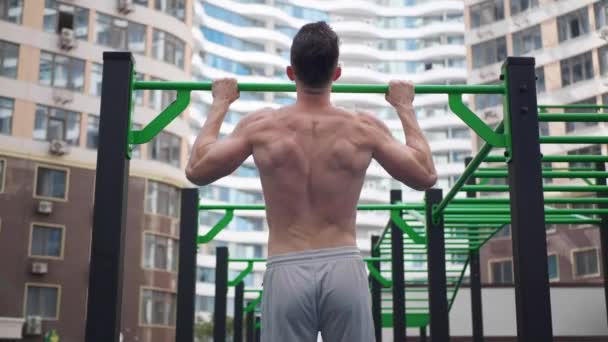 Muskelprotz Beim Klimmzug Outdoor Fitnessstudio Rückenansicht Kamera Bewegt Sich Nach — Stockvideo