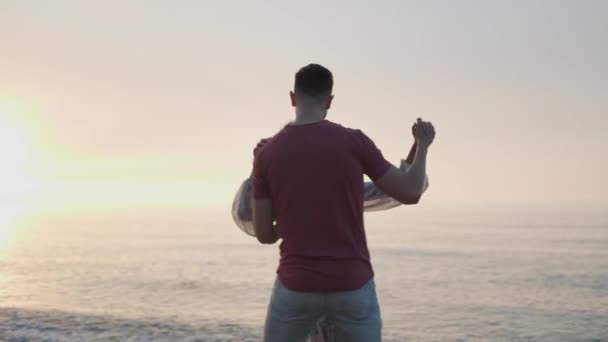 Piękna Para Tańcząca Plaży Zachodzie Słońca Efekt Spowolnienia Ruchu — Wideo stockowe