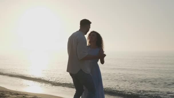 Piękna Para Tańcząca Plaży Morskiej Zachodzie Słońca Efekt Spowolnienia Ruchu — Wideo stockowe