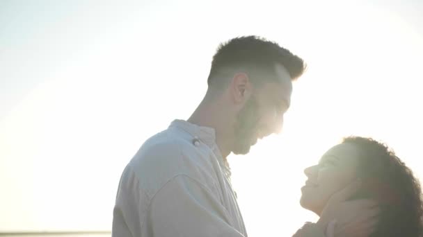 Šťastný Pár Užívá Čas Spolu Při Západu Slunce Nízký Úhel — Stock video