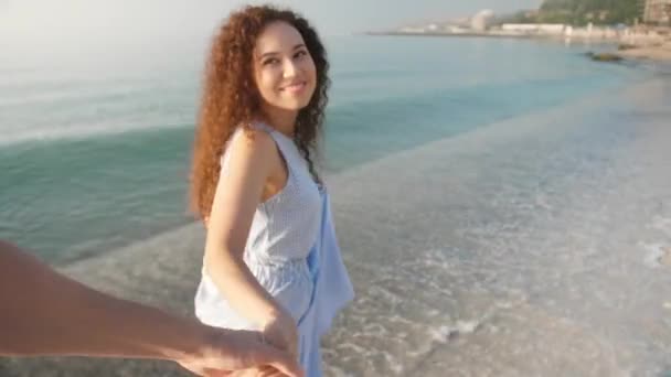 Όμορφη Γυναίκα Και Φίλος Της Τρέχουν Στην Παραλία Ηλιοβασίλεμα Κάμερα — Αρχείο Βίντεο