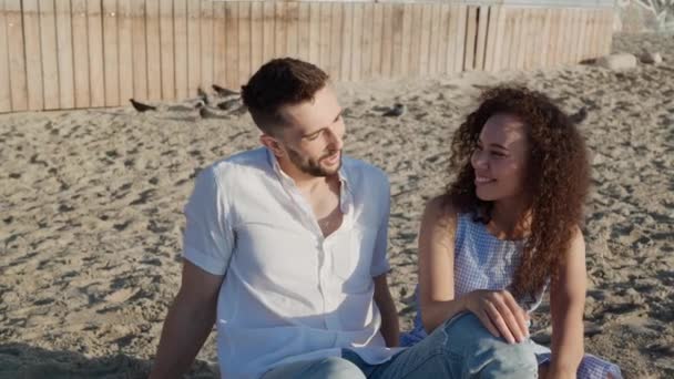 Пара Проводит Время Вместе Морском Пляже Закате Эффект Замедленного Движения — стоковое видео
