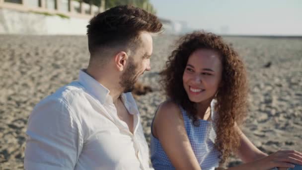 Boldog Pár Élvezi Időt Együtt Strandon Naplementekor Lassított Felvétel Hatása — Stock videók