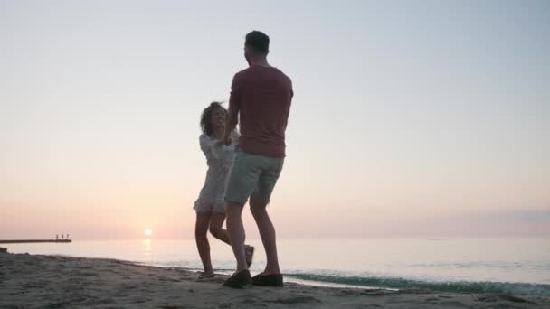 Пара Танцует Морском Пляже Закате Вид Низким Углом Эффект Медленного — стоковое видео
