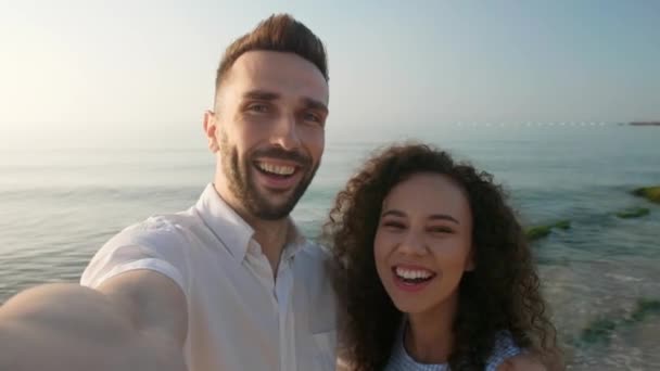 Szczęśliwa Para Robi Selfie Video Plaży Zachodzie Słońca Efekt Spowolnienia — Wideo stockowe