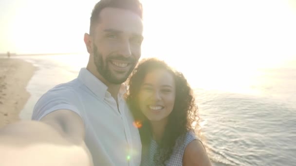 Щаслива Пара Робить Селфі Відео Пляжі Заході Сонця Повільний Ефект — стокове відео