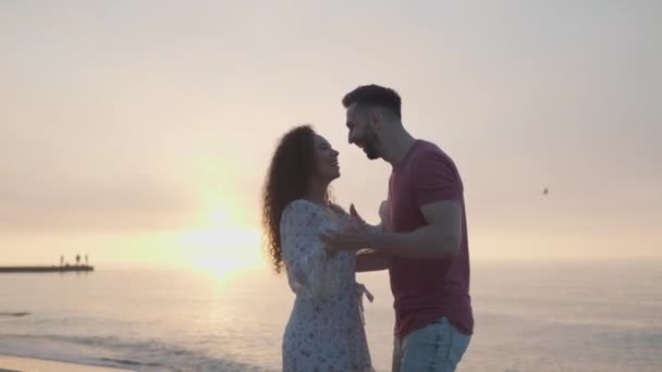 Красивая Пара Танцует Моря Закате — стоковое видео