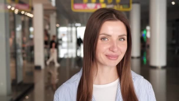 Счастливая Молодая Женщина Торговом Центре Эффект Медленного Движения — стоковое видео
