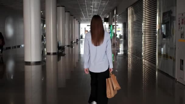 Молода Жінка Паперовими Сумками Йдуть Торговому Центрі Вид Ззаду Камера — стокове відео