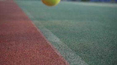 Tenis topu sahada zıplıyor, yakın plan. Yavaş çekim etkisi