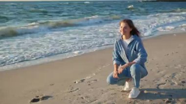 Küçük çocuk sahilde annesine sarılmak için koşuyor.